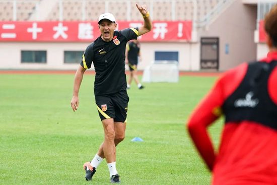 我知道了叶辰哥哥……谢谢您……克劳迪娅眼眶泛红，轻轻点了点头，豆大的眼泪随着点头的动作不断滴落。